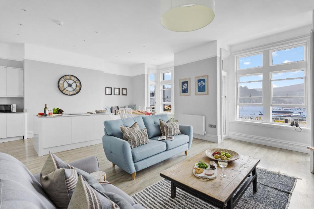 sala de estar con sofá azul y mesa en THE ANGEL 1 BEST VIEWS IN DARTMOUTH, en Dartmouth