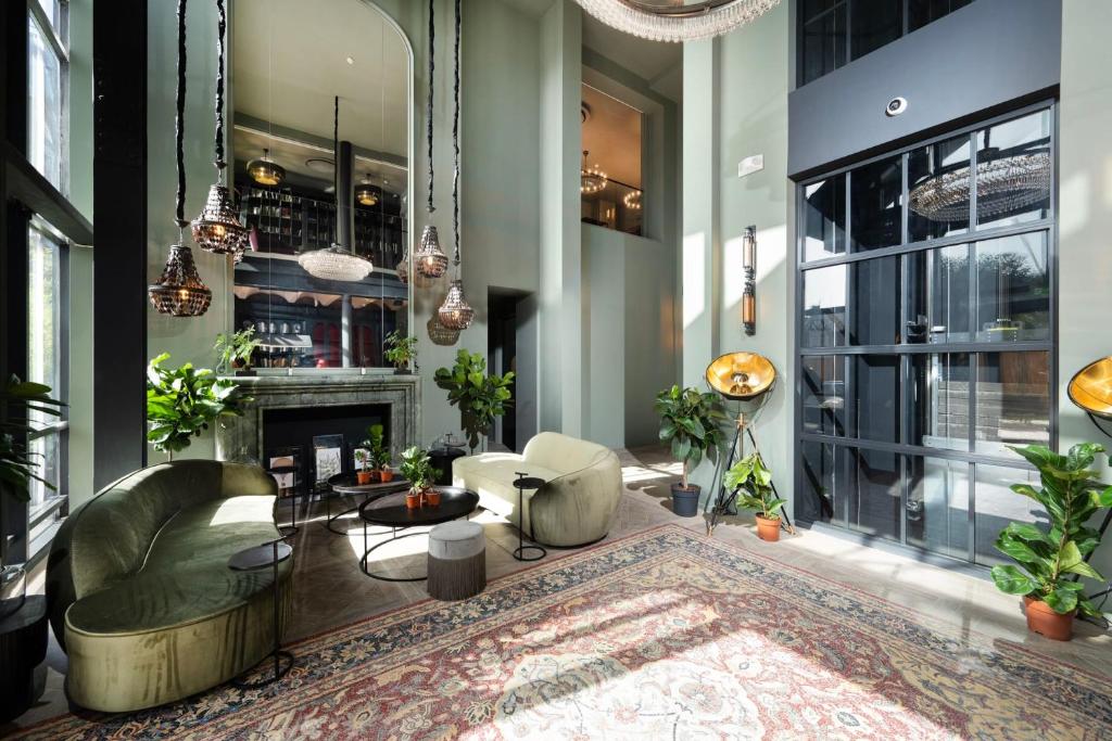 Spacious Studio Apartments at Dandi on The Hill في هارو: غرفة معيشة مع أريكة ومدفأة