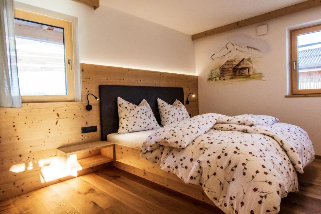 1 dormitorio con cama y ventana en Kieserhof Apartment Alm, en Terento