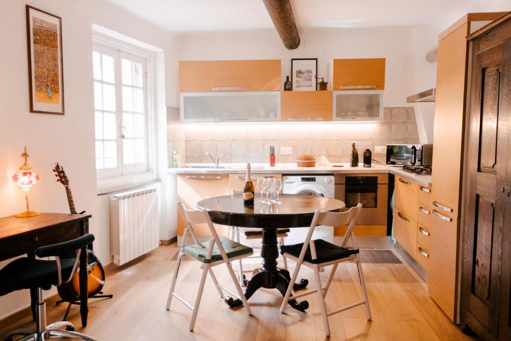 een keuken met een tafel en stoelen in een kamer bij Il Nido Luminoso Acquario-Genova Centro Storico in Genua