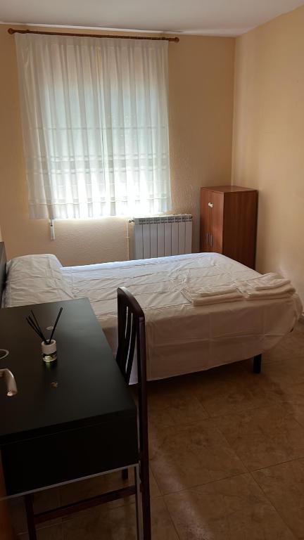 Un pat sau paturi într-o cameră la Habitación económica en Madrid Sur