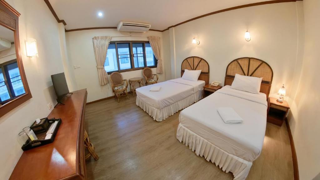 Postel nebo postele na pokoji v ubytování Roongruang Hotel