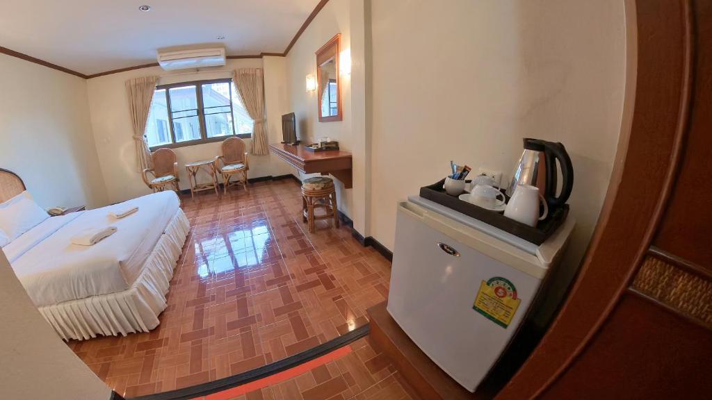 Postel nebo postele na pokoji v ubytování Roongruang Hotel