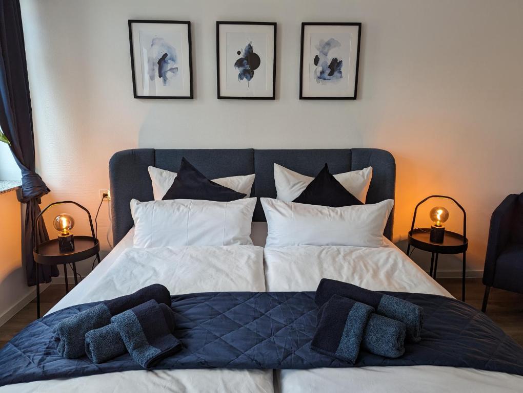 a bed with black and white pillows on it at ViLiPa-Apartments modernes Wohnen mitten im Zentrum am Bachhaus in Eisenach