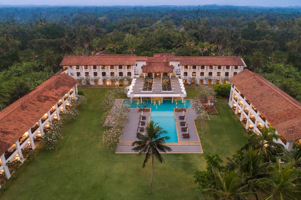 einen Luftblick auf ein Resort mit einem Pool in der Unterkunft Heritance Ayurveda - All Meals and Treatments in Bentota