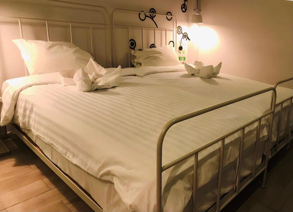 Postel nebo postele na pokoji v ubytování Bedspread Hostel