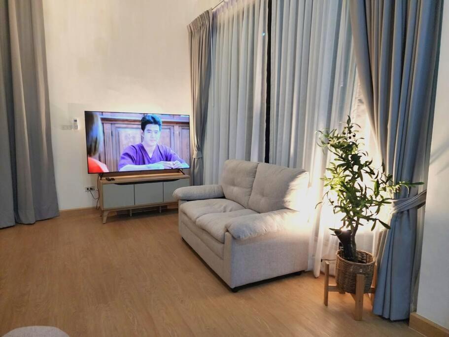 TV a/nebo společenská místnost v ubytování บ้านพูลวิลล่าเขาใหญ่ The Overflow