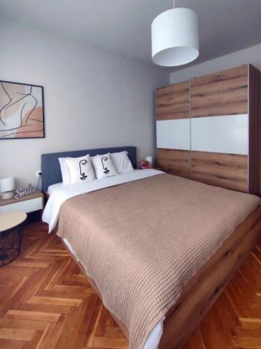 Postel nebo postele na pokoji v ubytování Specious Modern Apartment