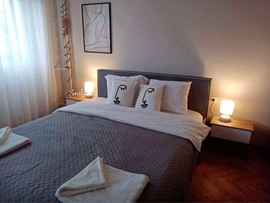 Postel nebo postele na pokoji v ubytování Specious Modern Apartment