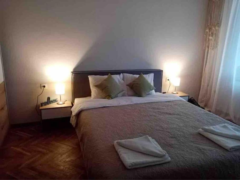 Postel nebo postele na pokoji v ubytování Specious Modern Apartment