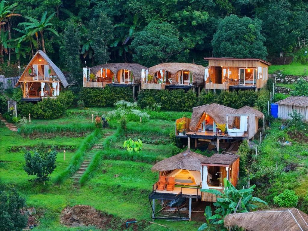 un grupo de tiendas de campaña en un campo con hierba en Dao Bon Din Camping, 