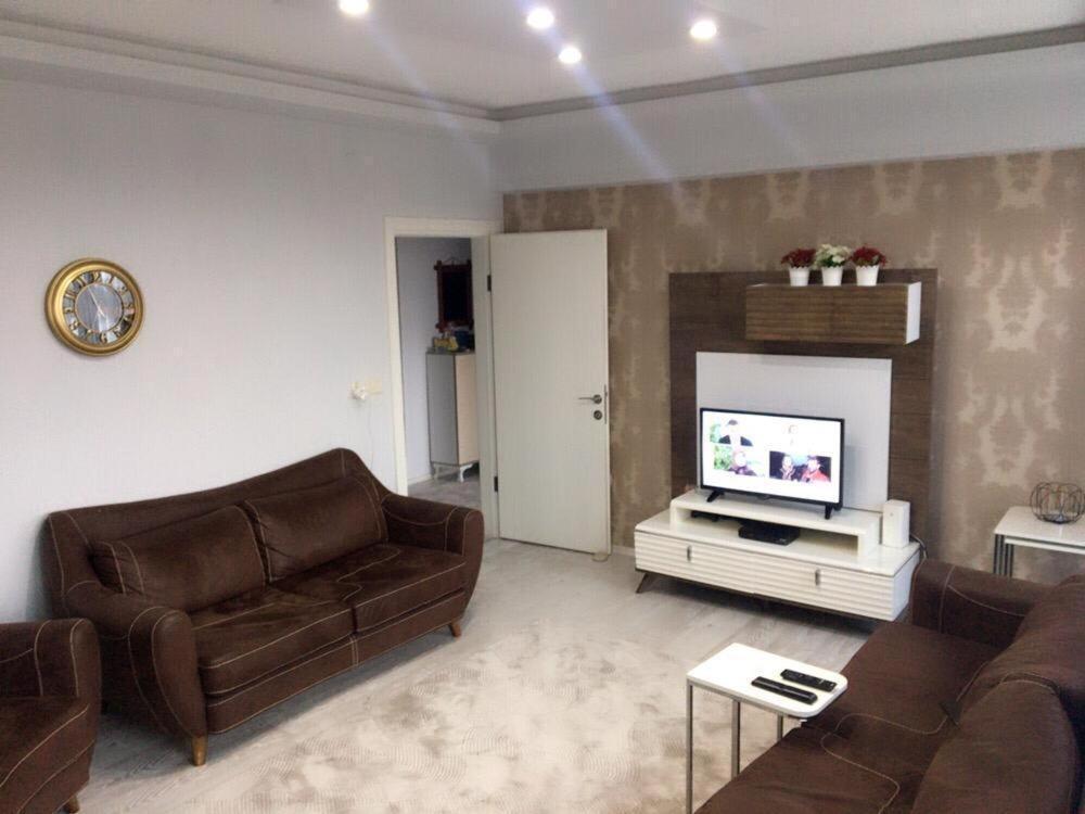 salon z 2 kanapami i telewizorem w obiekcie Hera Sultanahmet w Stambule
