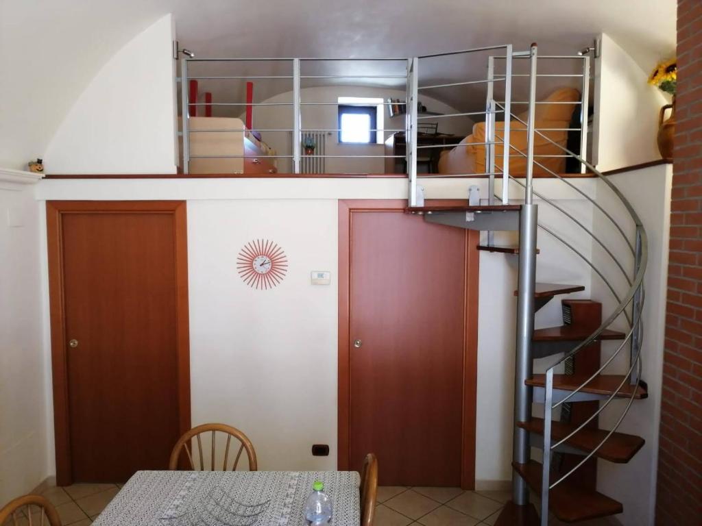 Palanda nebo palandy na pokoji v ubytování Casetta a Monte Sant'á
