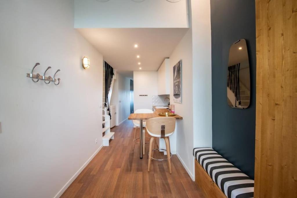 un couloir avec une petite table et un mur bleu dans l'établissement Le Goélette - Superb cosy apartment, à Lyon