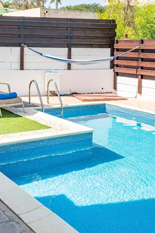 Bazén v ubytování Villa Daphne by Ezoria Villas nebo v jeho okolí