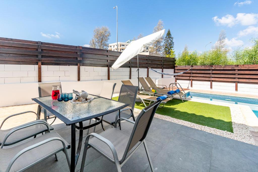 Bazén v ubytování Villa Daphne by Ezoria Villas nebo v jeho okolí