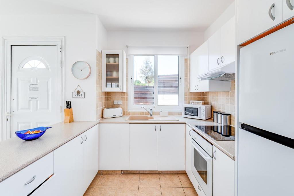 Kuchyň nebo kuchyňský kout v ubytování Villa Daphne by Ezoria Villas