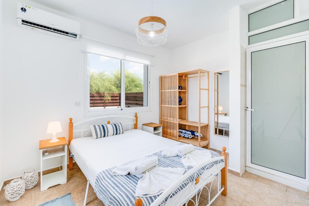 Postel nebo postele na pokoji v ubytování Villa Daphne by Ezoria Villas