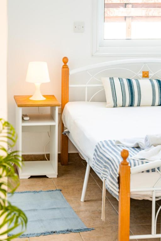 Postel nebo postele na pokoji v ubytování Villa Daphne by Ezoria Villas