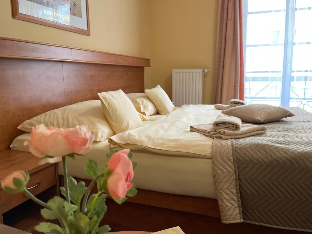 Postel nebo postele na pokoji v ubytování LD PALACE Spa & Kur