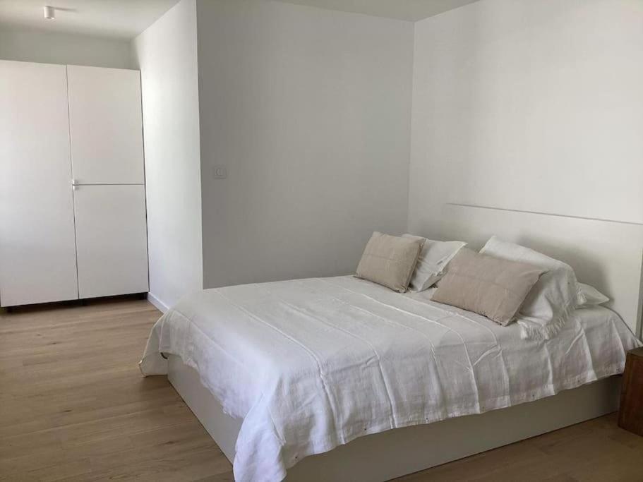 Tempat tidur dalam kamar di Beau Duplex Neuf Calme Lumineux 45m2 en plein COEUR de la station à 100m du port sur book ing & rbnb