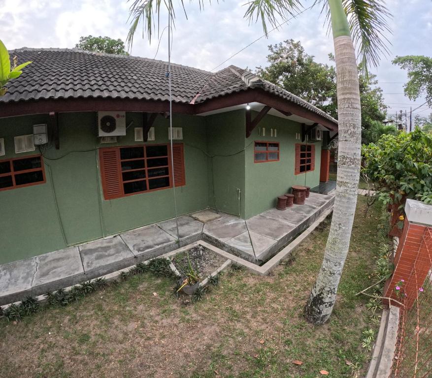 Κήπος έξω από το Green Purwosari Guest House Jogja