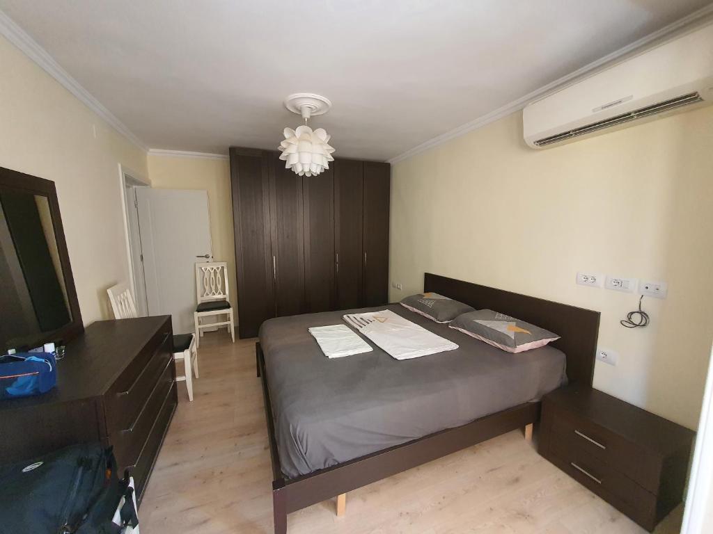 um quarto com uma cama e uma televisão em Fantastic 2 bedroom Apartment em Tirana