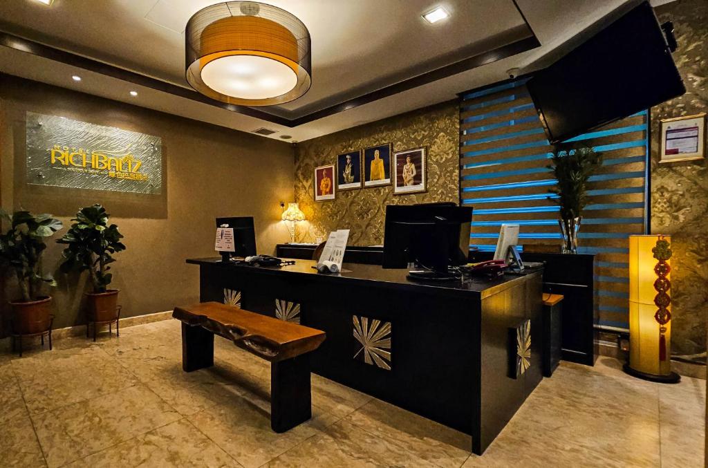 TV a/nebo společenská místnost v ubytování Hotel Richbaliz Selayang