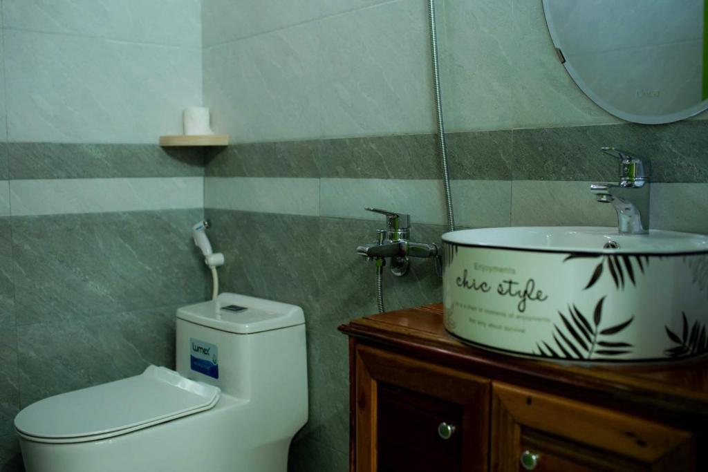 uma casa de banho com um lavatório e um WC em SEVEN HOMESTAY(HUE) em Hue