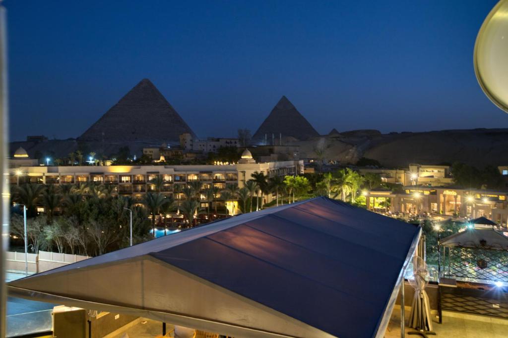 Bazén v ubytování Nozol Pyramids Hotel and Spa nebo v jeho okolí