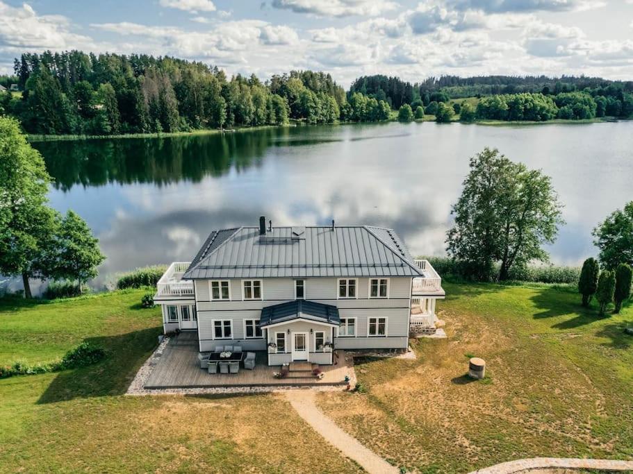 eine Luftansicht eines großen Hauses auf einem See in der Unterkunft Väike-Juusa külaliskorter in Otepää