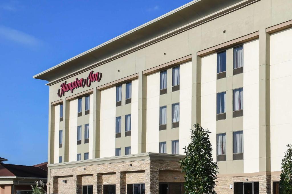 eine Darstellung der Vorderseite eines Hotels in der Unterkunft Hampton Inn Dry Ridge in Dry Ridge