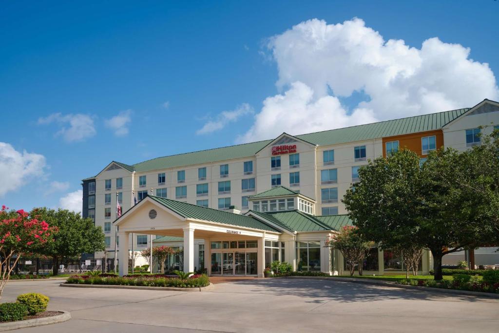Hilton Garden Inn Houston/Bush Intercontinental Airport في هيوستن: تقديم فندق بمبنى