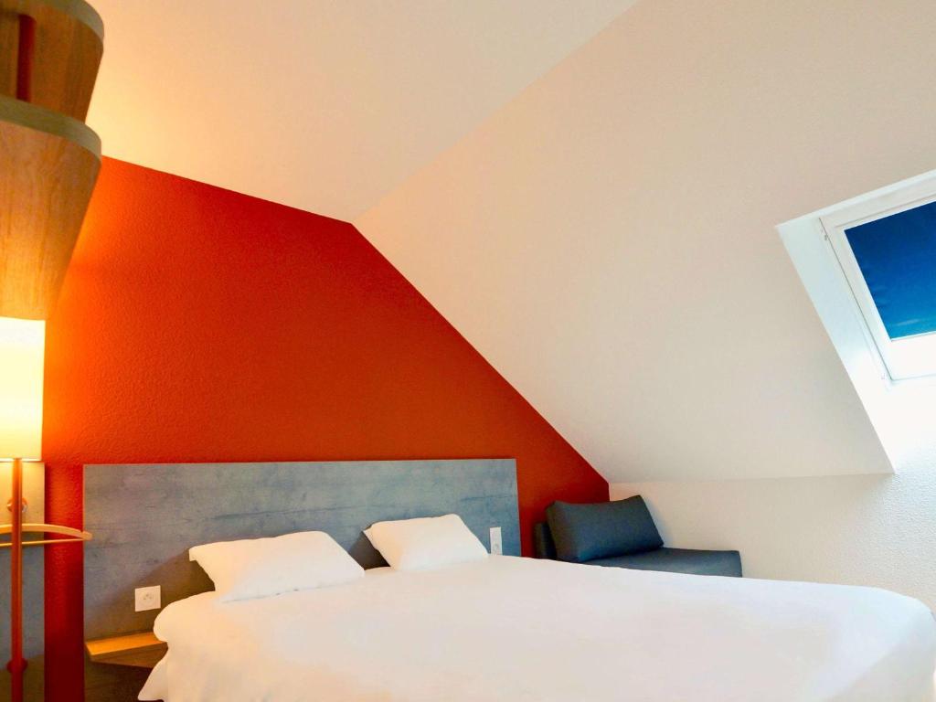 Postel nebo postele na pokoji v ubytování ibis budget Vannes