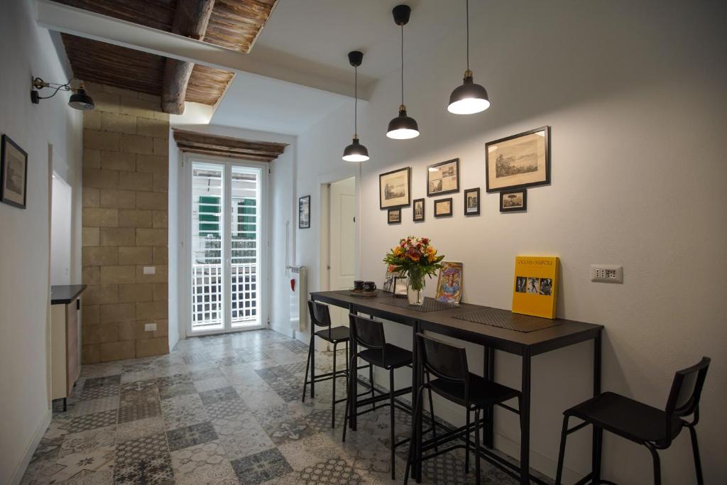 - une cuisine avec une table et des chaises dans la chambre dans l'établissement Cartoline di Napoli, à Naples