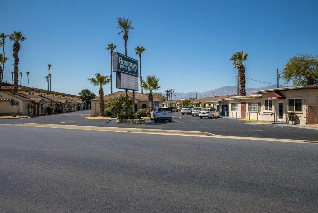 ulica w małym miasteczku z palmami w obiekcie Rodeway Inn near Coachella w mieście Indio