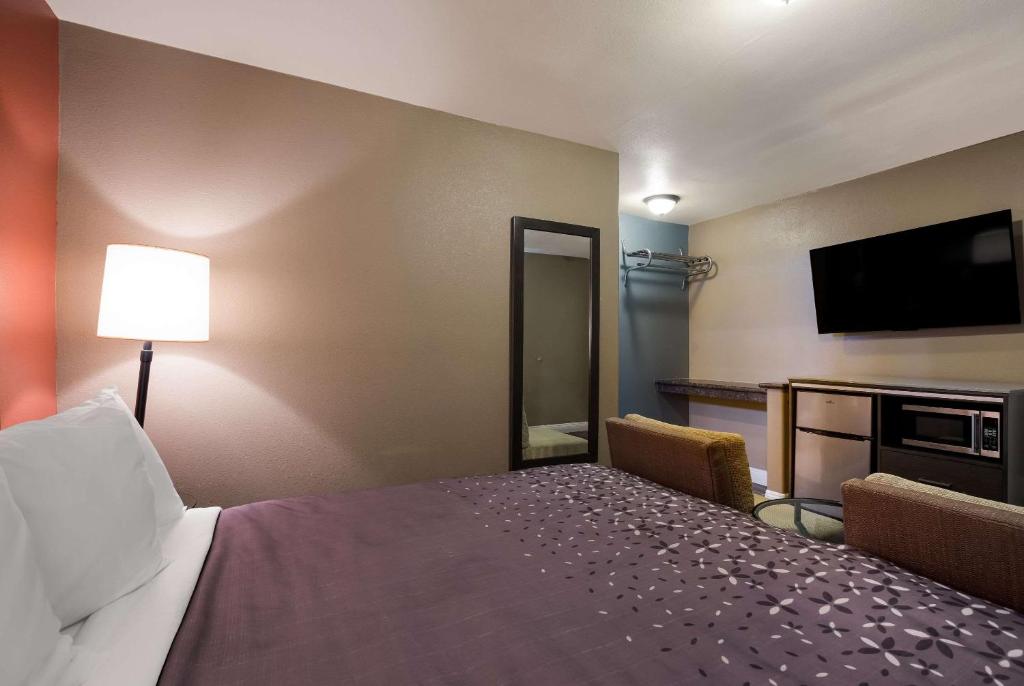 Postel nebo postele na pokoji v ubytování Rodeway Inn near Coachella