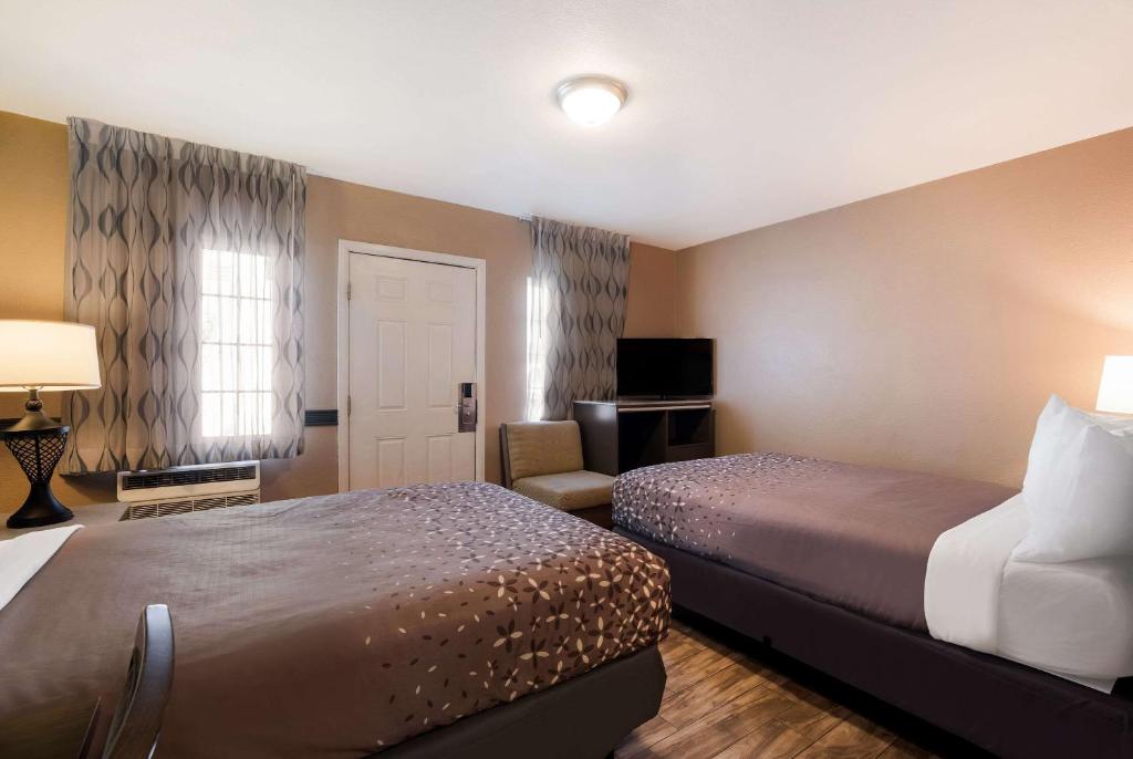 Postel nebo postele na pokoji v ubytování Rodeway Inn near Coachella