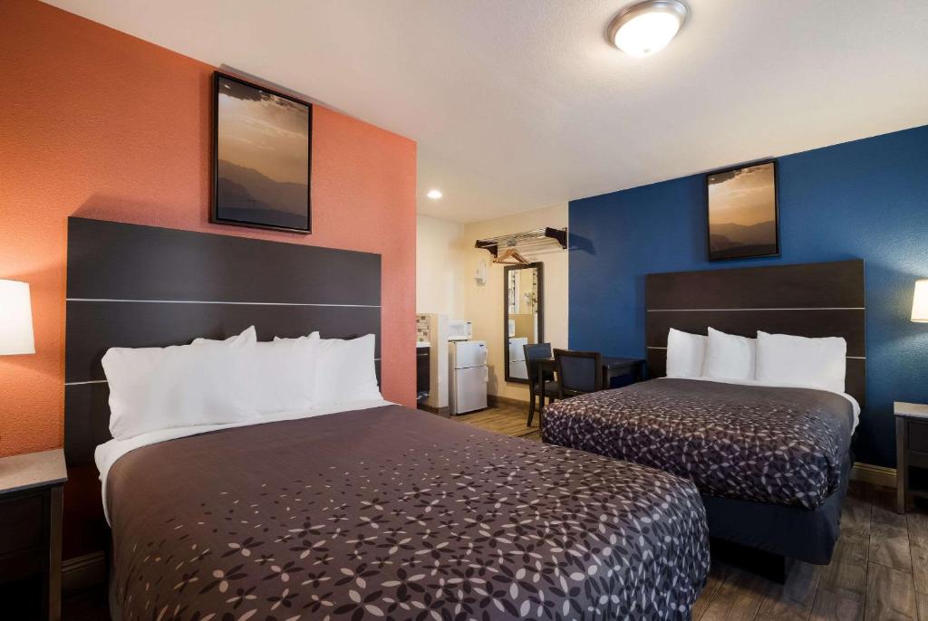 Postel nebo postele na pokoji v ubytování Rodeway Inn near Coachella