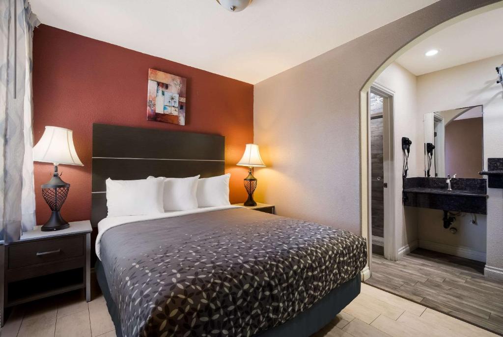 Postel nebo postele na pokoji v ubytování Rodeway Inn near Coachella