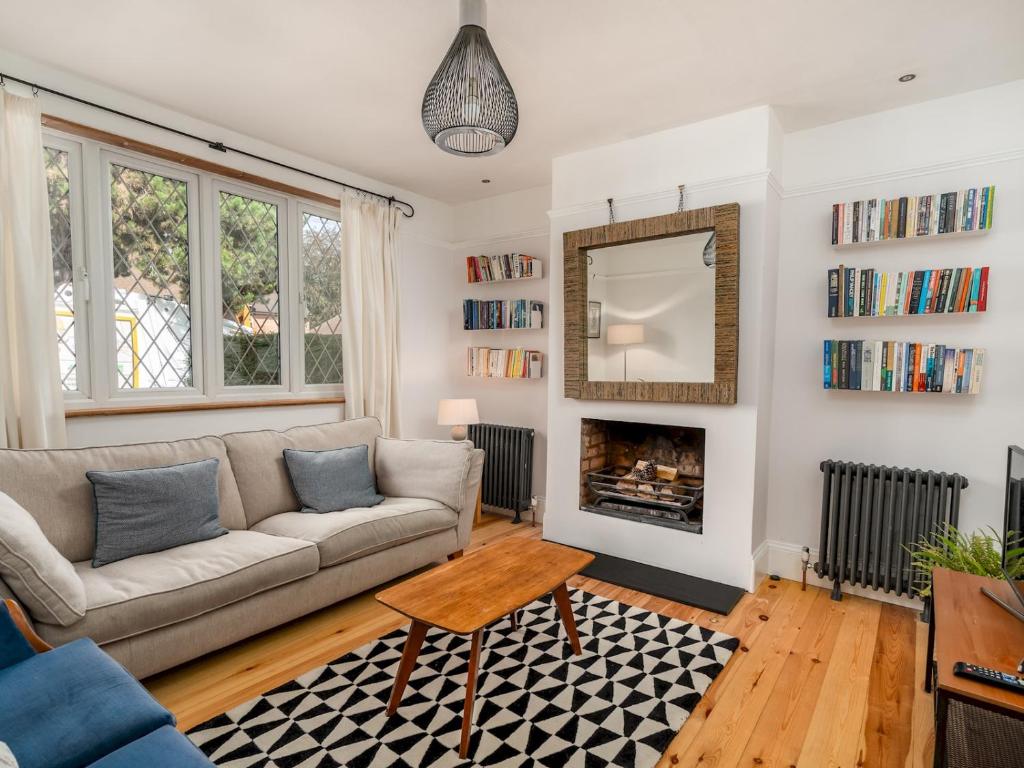 Zona d'estar a Pass the Keys Cosy 3 Bed Cottage in Chorleywood