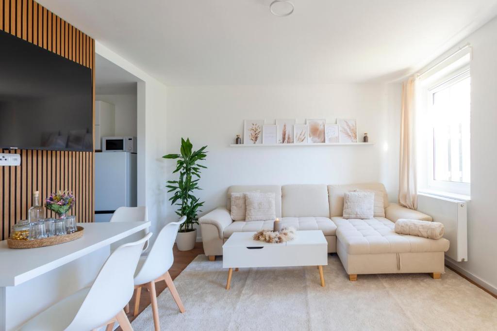 sala de estar con sofá y mesa en Fabulous 2 Room City Apartment - 60 qm - Contactless Check-in, en Hannover