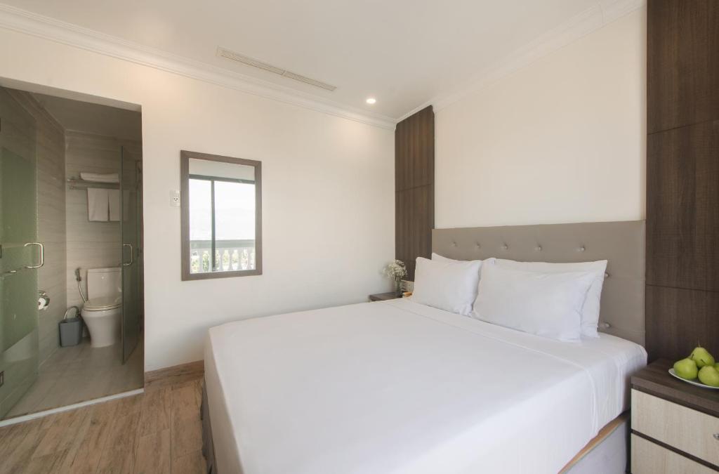 Giường trong phòng chung tại Seven Seas Hotel Nha Trang