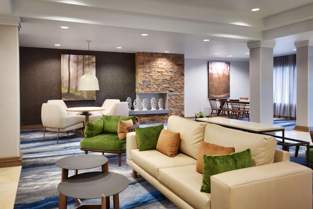 ein Wohnzimmer mit einem Sofa und einem Tisch in der Unterkunft Fairfield Inn & Suites by Marriott Albany in Albany