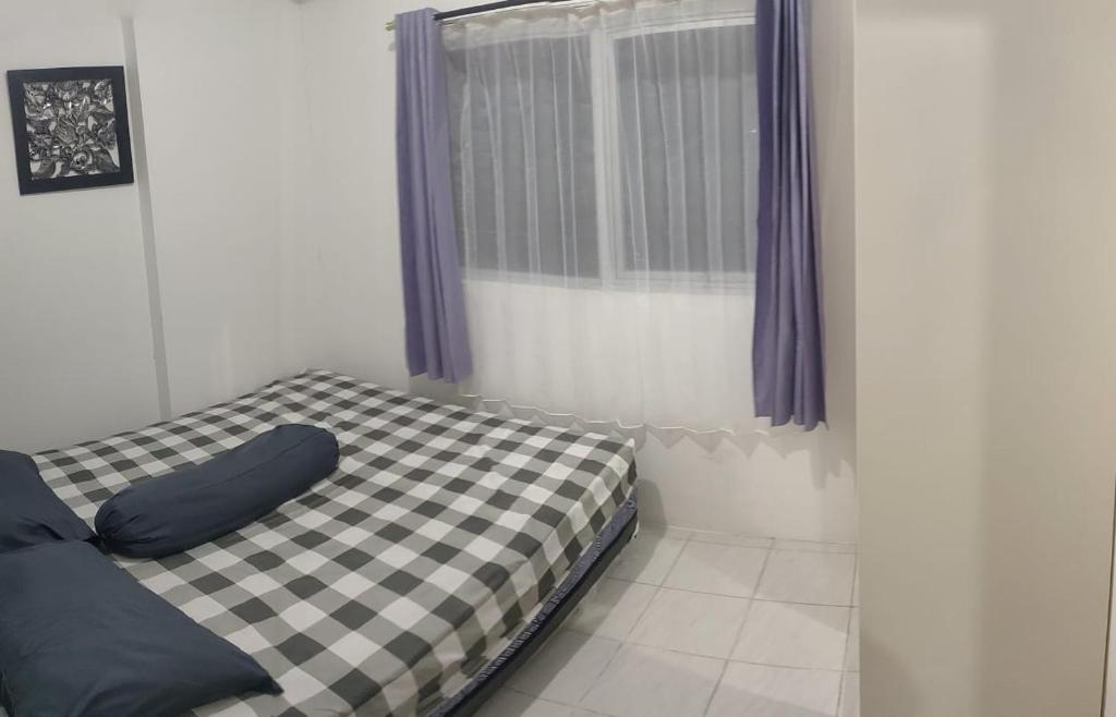 En eller flere senger på et rom på Apartemen 32 m2 dengan 2 kamar tidur dan 1 kamar mandi pribadi di Gresik