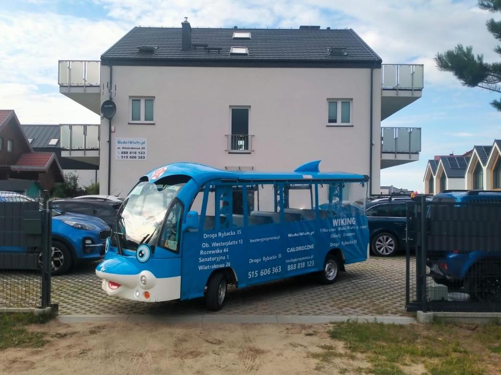 a small blue van parked in front of a building at WODA I WIATR PL Wiatrakowa 26 Jastrzębia Góra in Jastrzębia Góra