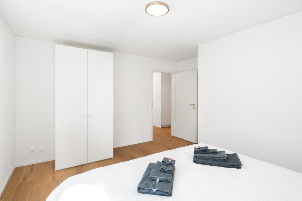 Postel nebo postele na pokoji v ubytování Neubauwohnung mit Lift in Matten