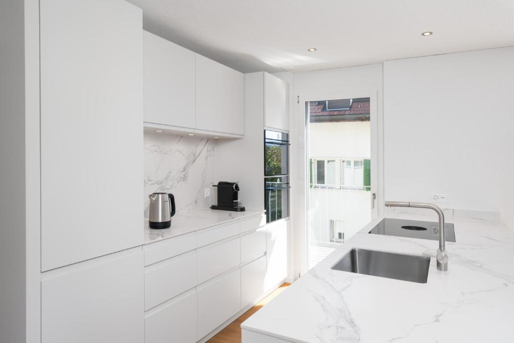 Postel nebo postele na pokoji v ubytování Neubauwohnung mit Lift in Matten