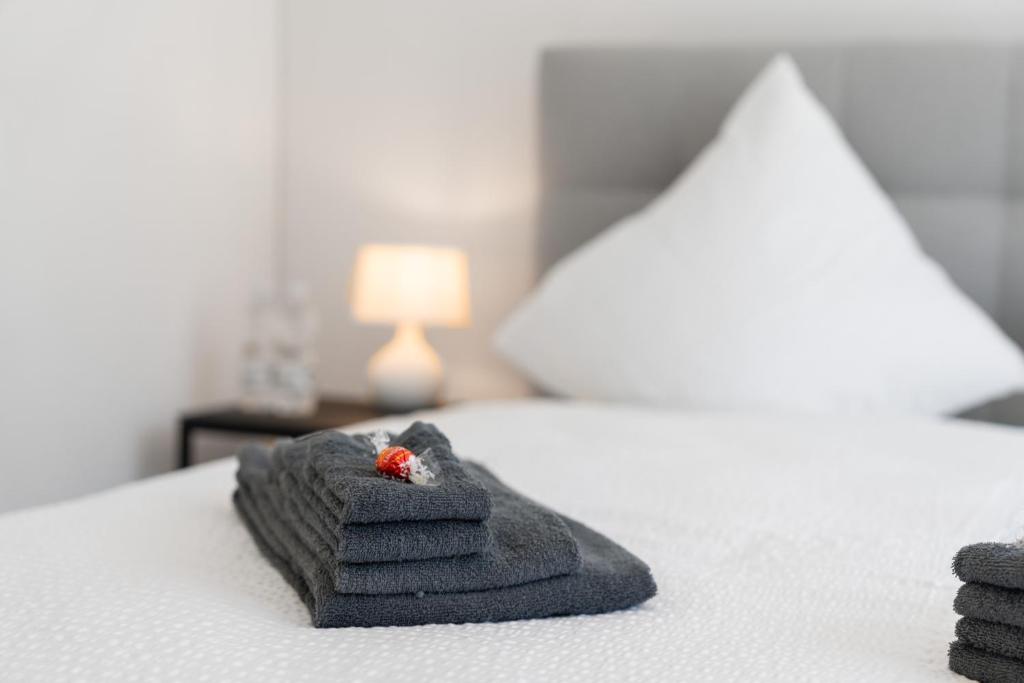 Postel nebo postele na pokoji v ubytování Neubauwohnung mit Lift in Matten