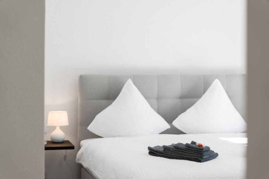 Postel nebo postele na pokoji v ubytování Neubauwohnung mit Lift in Matten